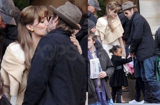 
	
	Tháng 2/2010, Brad Pitt đã mang đến cho Angelina một nụ hôn rất nồng thắm khi cô đang bận rộn trên phim trường The Tourist. Không đi một mình, anh đã đưa hai bé gái là Shiloh và Zahara cùng đến thăm cô.